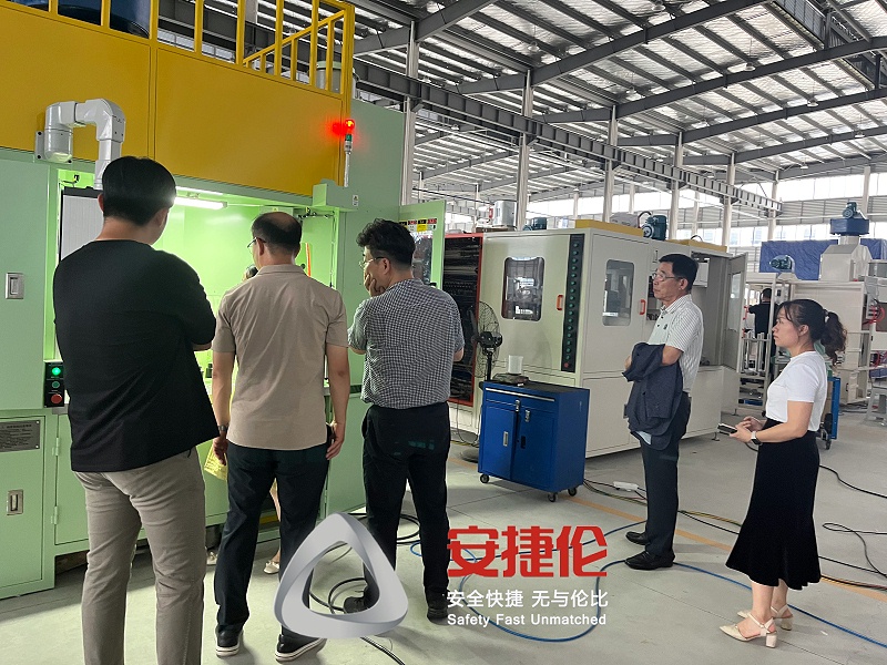韓國客戶參觀噴膠機(jī)1