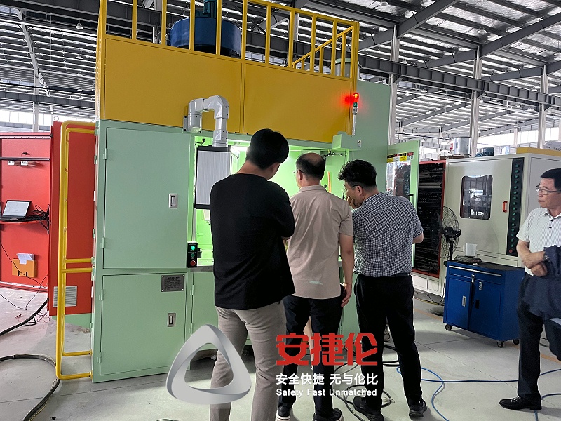韓國客戶參觀噴膠機(jī)2