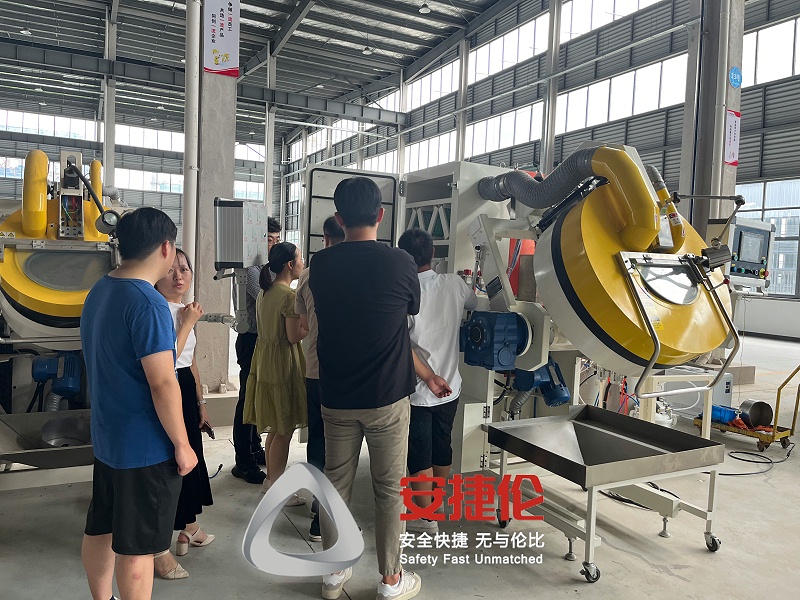 韓國客戶參觀滾噴機(jī) 
