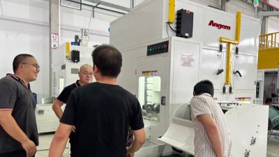 浙江橡膠減震老客戶到訪 參觀新型鏈?zhǔn)酵鈭A滾膠機