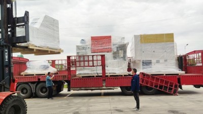 又發(fā)了2臺設(shè)備，自動噴膠機(jī)和襯套內(nèi)孔自動滾膠機(jī)