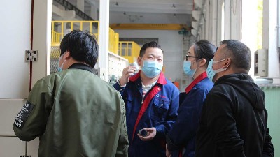 襯套客戶來訪涂膠機打樣，并參觀濕氏噴砂磷化線