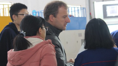 西班牙客戶慕名而來，參觀安捷倫自動滾膠機、滾噴機！