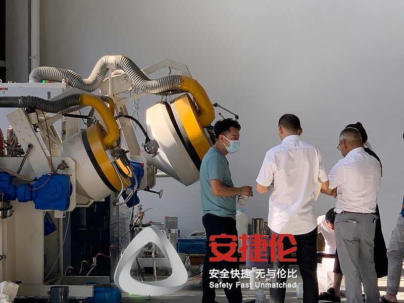 上?？蛻魠⒂^噴膠機、滾噴機 (4)