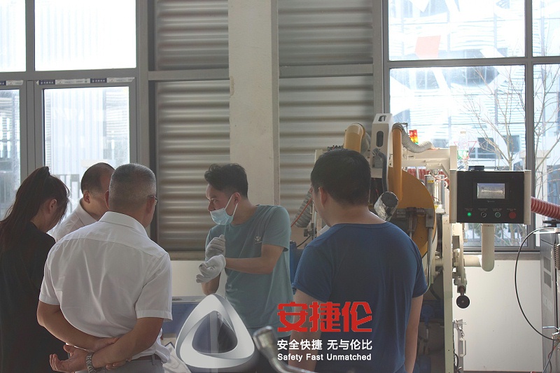 上海客戶參觀噴膠機、滾噴機 (2)