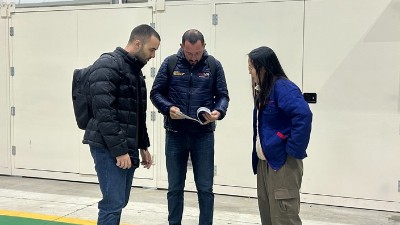 巴西橡膠減震客戶到訪 參觀滾膠機、滾涂機、縮徑機