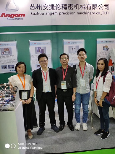 安捷倫-2019年中國國際橡膠技術展與客戶合照