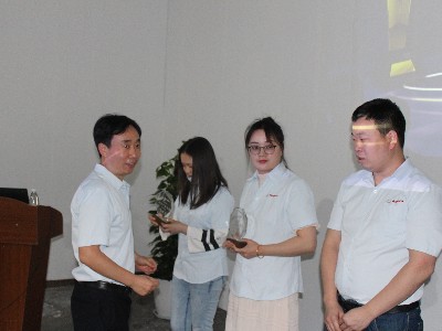 安捷倫--2021年員工大會-盧總給優(yōu)秀員工領獎