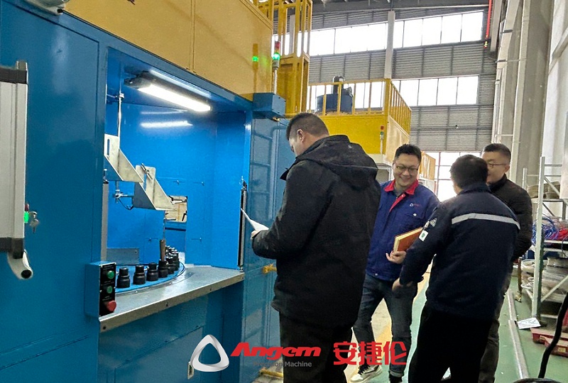 鹽城客戶驗收噴膠機3