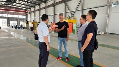 俄羅斯客戶到訪考察橡膠減震噴涂設(shè)備、縮徑機(jī)、磷化線