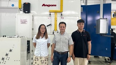 巴西橡膠減震客戶來訪考察噴膠機、浸膠機、涂膠機等設(shè)備